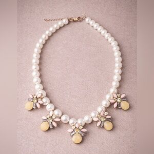 Chic Floral Pearl Necklace with Yellow Accents